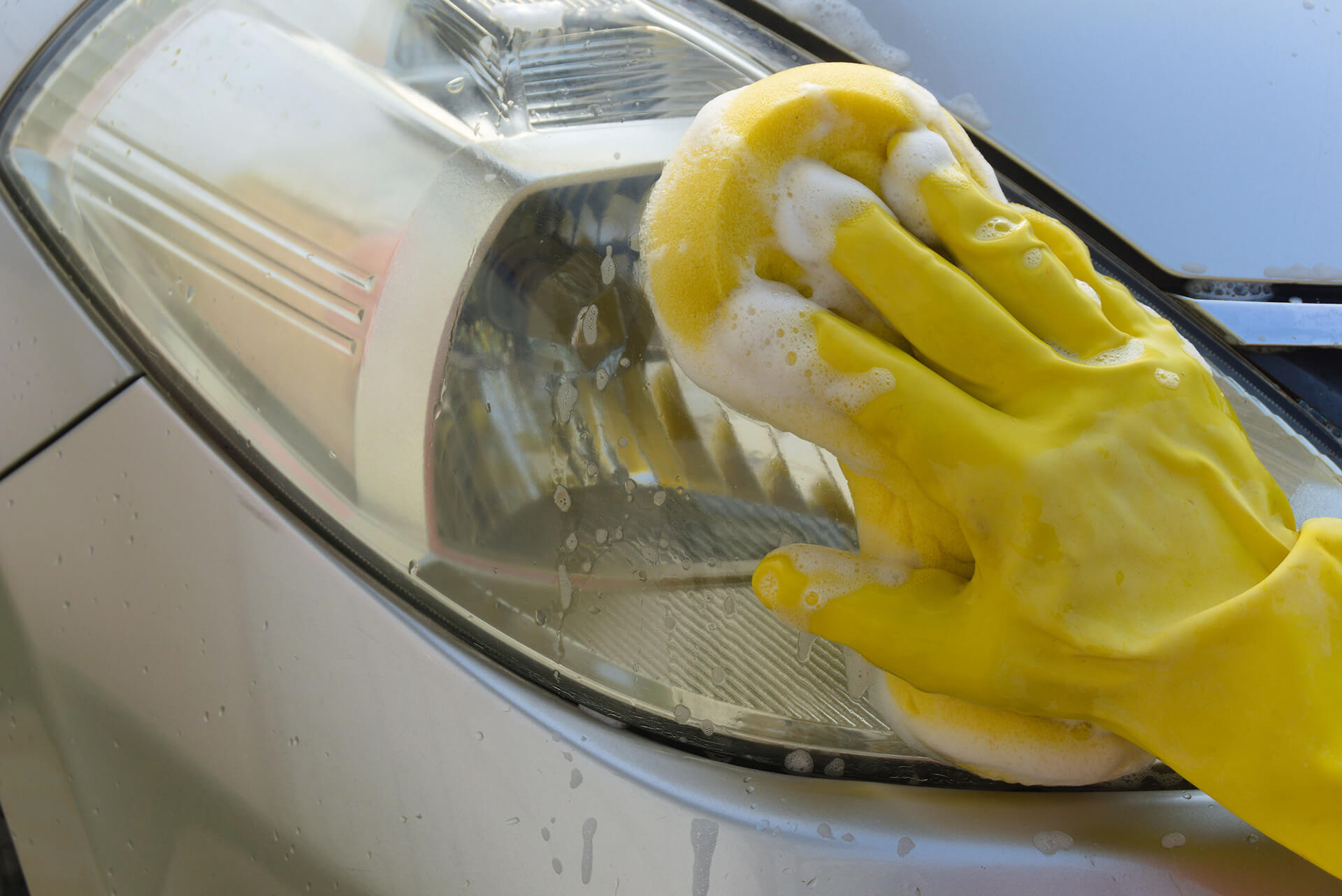 Aprende cómo limpiar los faros opacos de tu auto